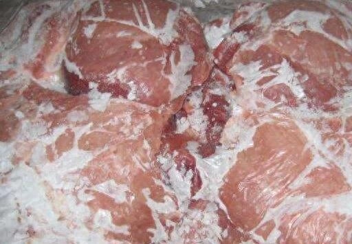 Để hạn chế tình trạng này, thịt nên được bọc kín bằng màng bọc thực phẩm hoặc túi chuyên dụng trước khi cấp đông. Khi mua thịt đông lạnh, nếu thấy thịt chuyển sang màu trắng nhạt hoặc vàng bất thường thì không nên sử dụng.    
