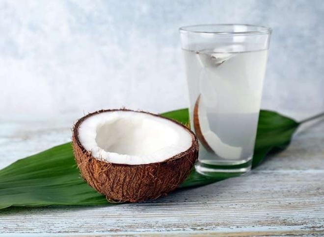 Ngoài khả năng hỗ trợ cấp nước, nước dừa còn tạo cảm giác mát và dễ uống hơn nhiều loại nước ngọt công nghiệp.