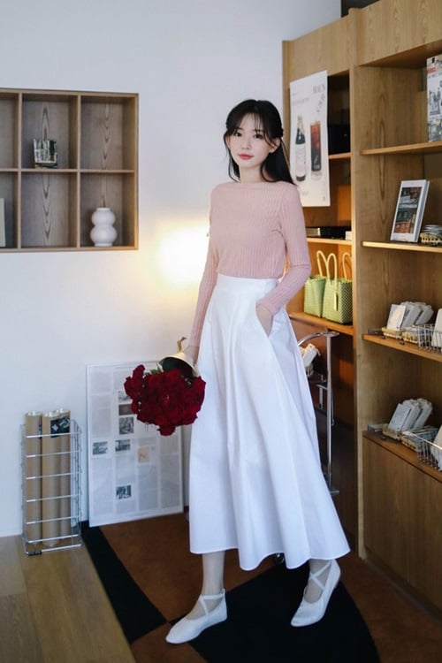 Những thiết kế dáng suông, chữ A hoặc váy satin nhẹ đặc biệt phù hợp với môi trường công sở hiện đại.