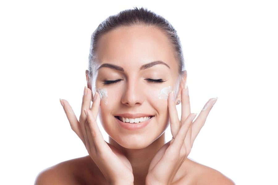Tẩy trang là bước giúp loại bỏ lớp makeup, kem chống nắng, dầu thừa và bụi bẩn tích tụ trên da sau cả ngày dài. 