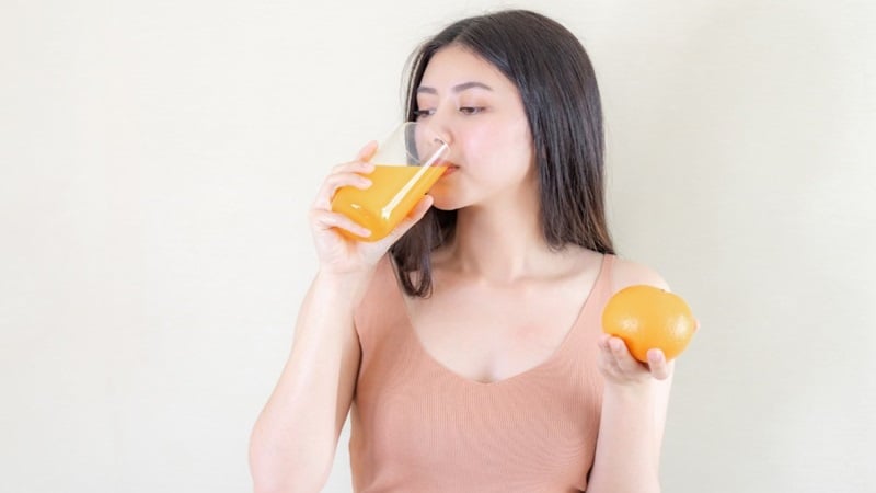 Vào mùa hè, uống nước cam với lượng hợp lý có thể giúp da trông tươi sáng và đều màu hơn.