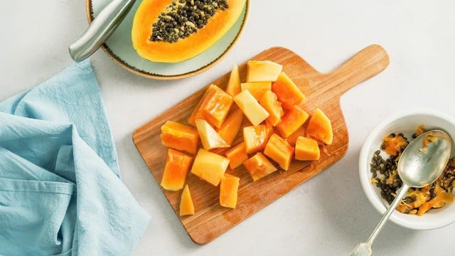 Đu đủ chứa vitamin A, vitamin C, beta-carotene và enzyme papain – thành phần có khả năng hỗ trợ loại bỏ lớp tế bào chết nhẹ trên bề mặt da. 