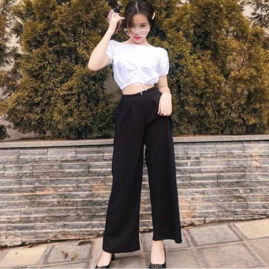 Đây là kiểu phối đồ được nhiều cô gái yêu thích vì vừa phù hợp môi trường công sở vừa có thể mặc khi đi cà phê hoặc gặp gỡ bạn bè sau giờ làm.