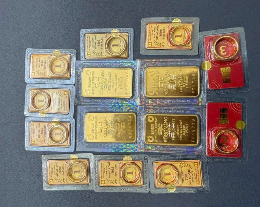 Tại Doji (Hà Nội và TP.HCM), giá vàng SJC cũng được niêm yết quanh mức 159 – 162 triệu đồng/lượng, tăng tương ứng 500.000 đồng/lượng so với hôm qua, với biên độ chênh lệch mua – bán khoảng 3 triệu đồng/lượng.    