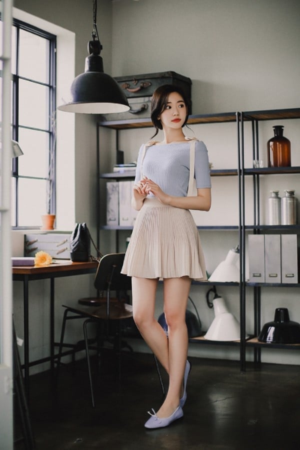Các tông màu này giúp outfit mùa hè trở nên mềm mại và tươi sáng hơn mà không cần phối đồ quá cầu kỳ.