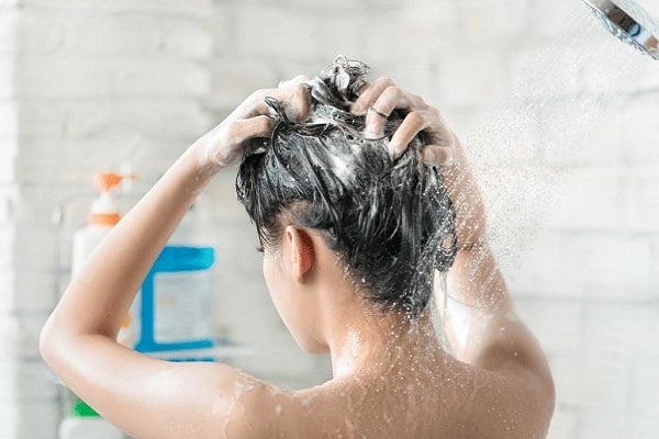Nước ấm nhẹ hoặc nước mát thường phù hợp hơn vì giúp làm sạch da đầu mà không khiến tóc mất độ ẩm tự nhiên.