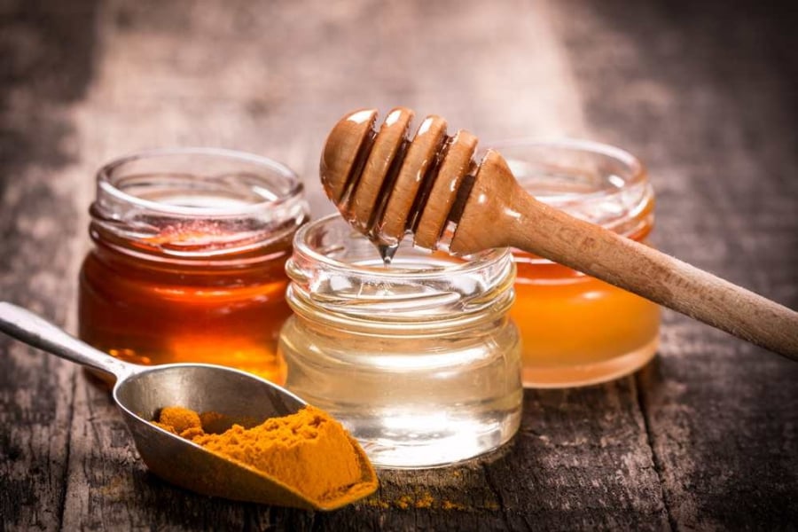 Mật ong nguyên chất có đặc tính kháng khuẩn và giữ ẩm tốt, giúp da nhanh phục hồi sau tổn thương và hạn chế tình trạng khô sần quanh vùng sẹo.    