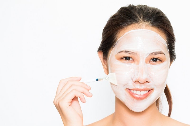 Trộn 2 thìa sữa chua không đường với 1 thìa tinh bột nghệ để tạo hỗn hợp sánh mịn.