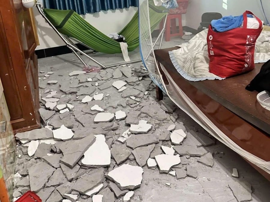 Trước đó, vào khoảng 17h ngày 25/5, bé N.M.K. (6 tháng tuổi, trú tại xóm Kim Hoa, xã Bích Hào) đang nằm ngủ trong nhà thì bất ngờ bị mảng vữa từ trần rơi xuống trúng người, dẫn đến tử vong tại chỗ.    