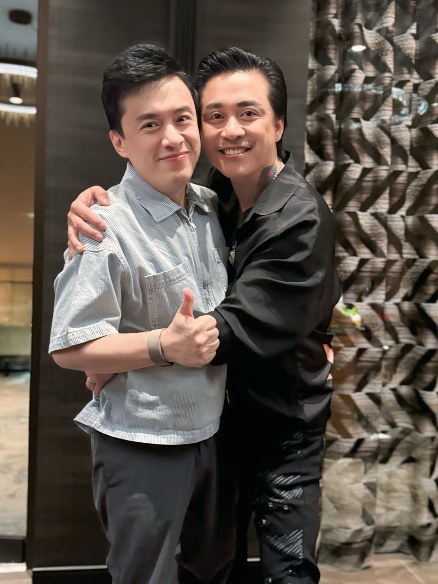 Nam ca sĩ chia sẻ loạt hình ảnh trong đêm diễn cùng Lam Trường.