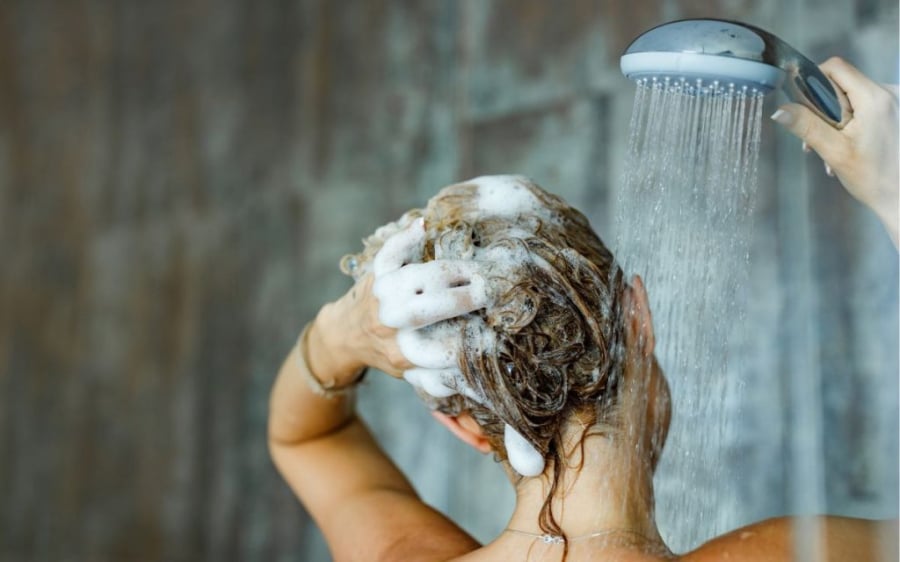 Sau khi gội đầu bạn đừng quên xả tóc với nước lạnh thật sạch