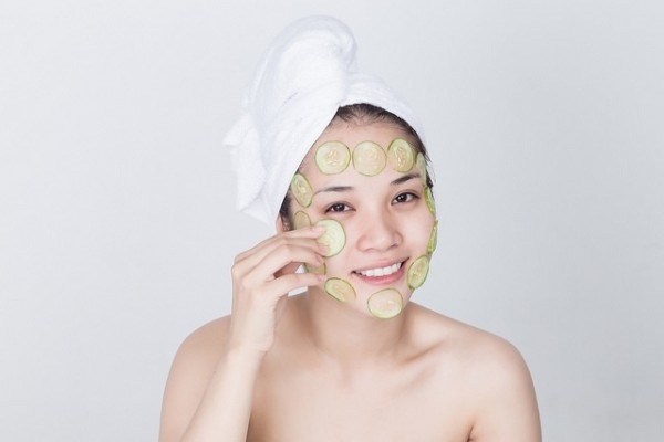 Chỉ cần rửa sạch dưa leo, cắt thành lát mỏng rồi đắp trực tiếp lên mặt khoảng 15–20 phút. 