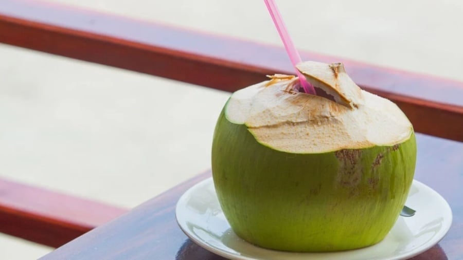 Những người có cơ địa lạnh, thường xuyên đau bụng, tiêu chảy hoặc khó tiêu cũng nên hạn chế sử dụng vì nước dừa có tính mát, dễ làm tình trạng rối loạn tiêu hóa trở nên nghiêm trọng hơn.    