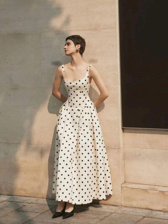 Bản thân chấm bi đã đủ nổi bật nên khi phối cùng trang phục hoặc phụ kiện màu trơn, tổng thể sẽ trở nên tinh tế và dễ nhìn hơn.