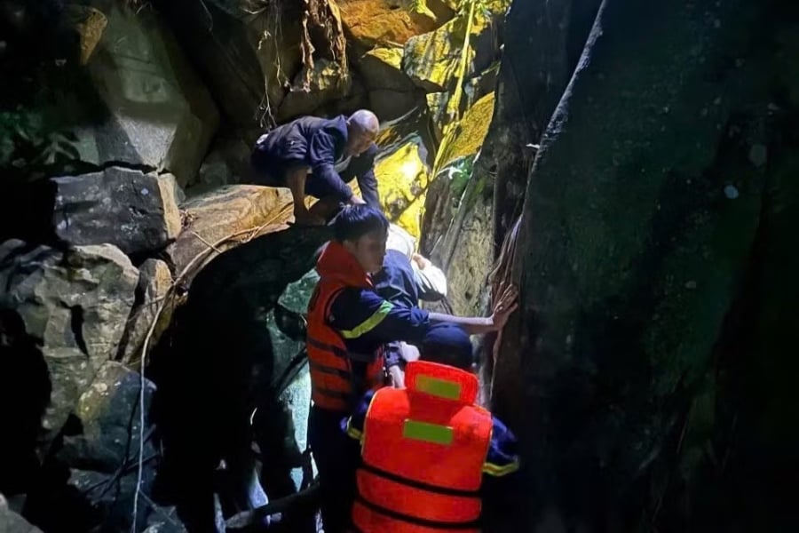 Theo thông tin ban đầu, trưa cùng ngày, một nhóm học sinh THPT trên địa bàn đến thác Phú Xuân vui chơi.