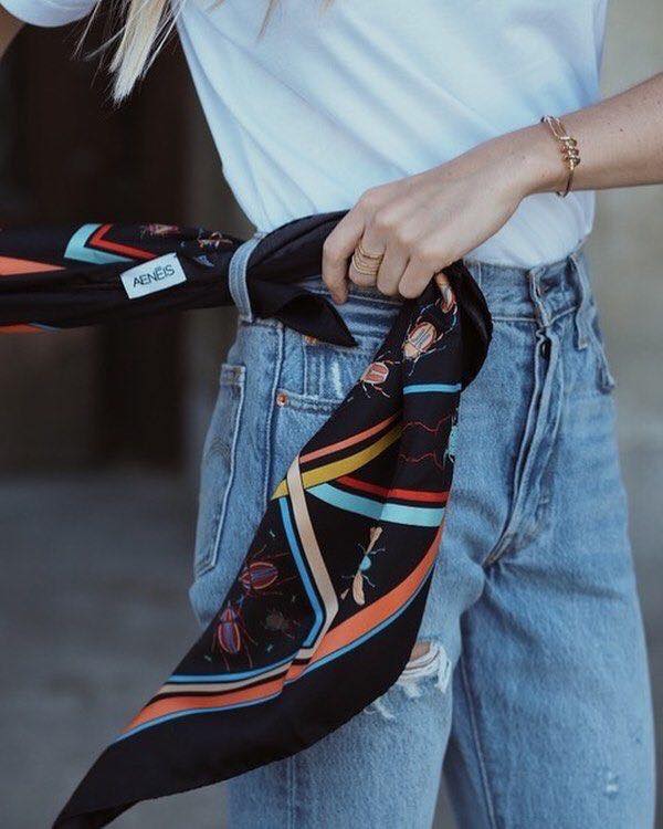 Khi phối trên nền outfit basic như váy trắng, áo phông trơn hay sơ mi rộng, chúng giúp tổng thể trông có chiều sâu và bắt mắt hơn mà vẫn giữ được nét thanh lịch tối giản.