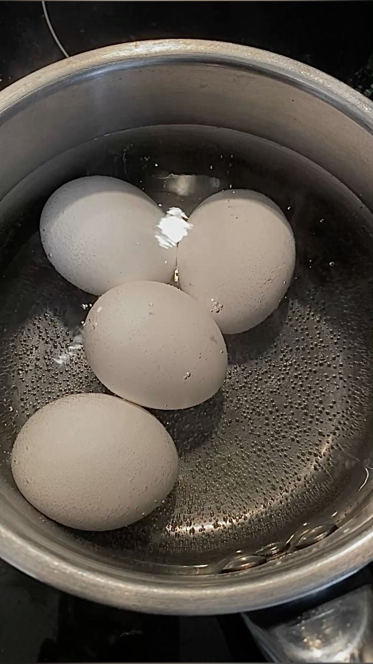 Một chút muối, giấm vào nước luộc giúp trứng không nứt vỏ, dễ bóc