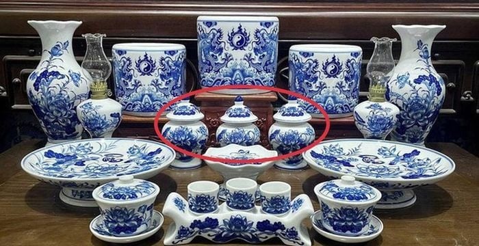 Để đảm bảo sự trang nghiêm cho không gian thờ cúng, gia chủ nên lựa chọn các hũ đựng có kích thước phù hợp với bàn thờ, ưu tiên chất liệu gốm hoặc sứ với kiểu dáng đơn giản, sạch sẽ và có nắp đậy. 