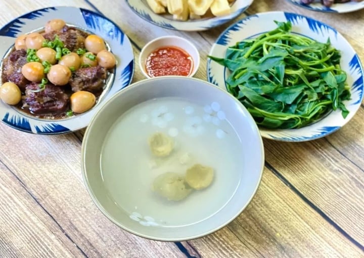 Nước luộc rau muống ngon có vị ngọt thanh tự nhiên, rất hợp khi vắt thêm vài giọt chanh hoặc ăn cùng cà pháo, cà muối.