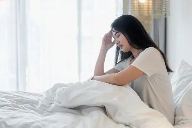 Ở người khỏe mạnh, khi thức dậy thường không có cảm giác đắng miệng, khô miệng rõ rệt hay hơi thở có mùi khó chịu.