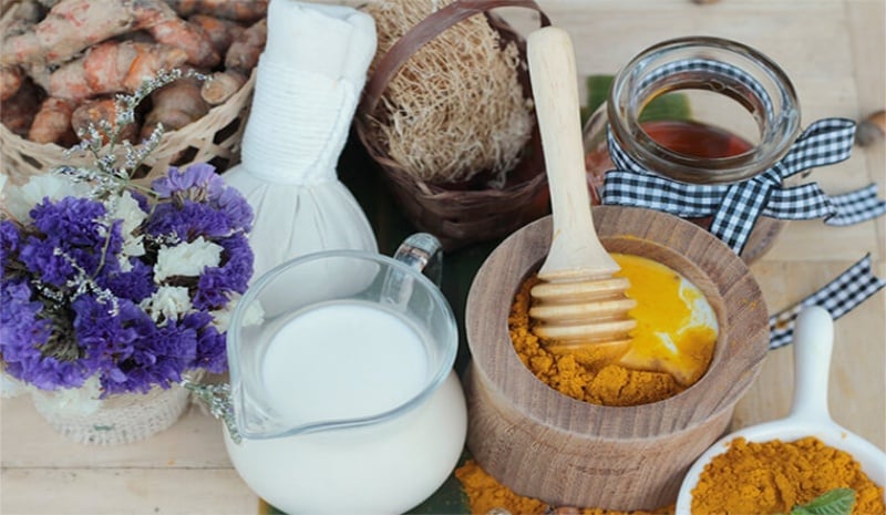 Khi kết hợp với nghệ tươi, hỗn hợp này thường được sử dụng để giúp làn da trông sáng và mềm mịn hơn.
