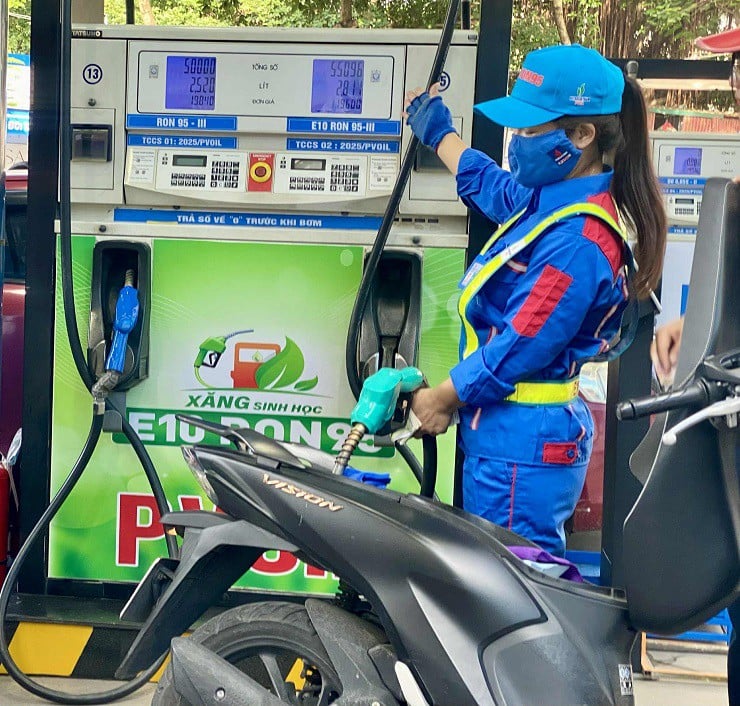 Tap-nap-o-to-xe-may-do-xang-E10-tai-Ha-Noi-trong-ngay-dau-ban-thi-diem-d5408a82-c058-4244-88c6-db095de431e7-1754020315-308-width740height706