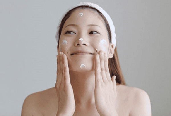 Một quan niệm khá phổ biến là chỉ cần sử dụng kem chống nắng khi đi dưới trời nắng hoặc tham gia các hoạt động ngoài trời. 
