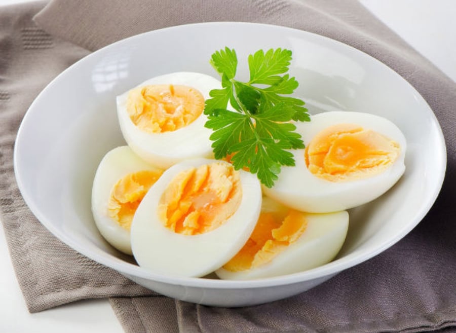 Tuy nhiên, luộc trứng quá lâu có thể khiến lòng đỏ xuất hiện viền xám hoặc đen nhẹ, làm giảm độ béo và khiến trứng bị khô, bở.    