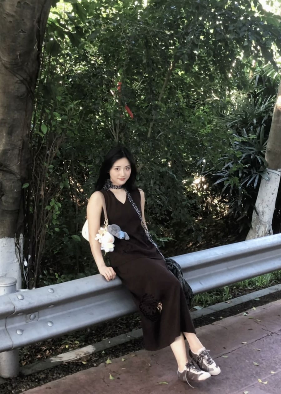  Một set đồ gồm áo cổ V và chân váy dài mang tông nâu nhẹ nhàng giúp Thẩm Nguyệt toát lên vẻ nữ tính nhưng không hề cộng tuổi.
