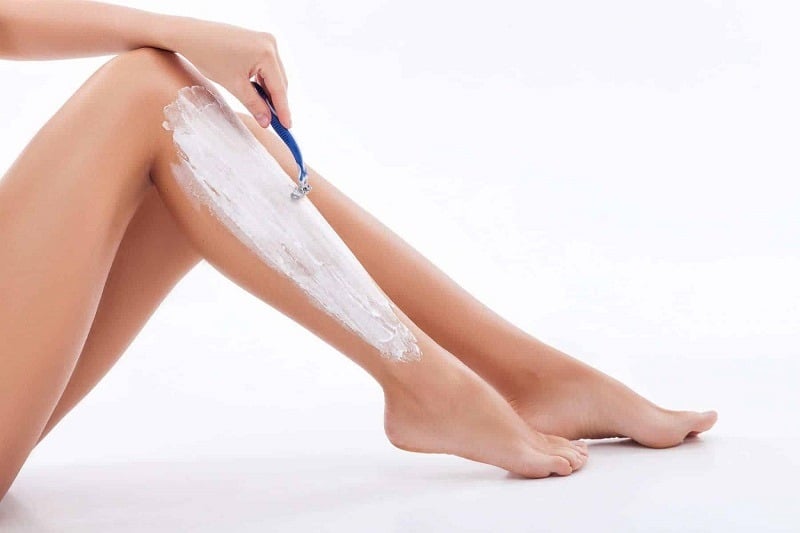 Nhiều người có thói quen cạo quá mạnh tay hoặc cạo ngược chiều lông mọc với mong muốn làm sạch lông hiệu quả hơn. 