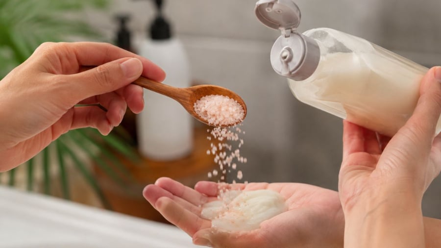 Thêm muối vào gội đầu có thể mang lại lợi ích cho tóc và da đầu