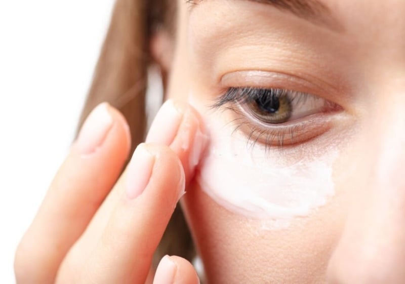 Tình trạng này có thể liên quan đến quá trình lão hóa tự nhiên, thiếu ngủ, căng thẳng kéo dài, thói quen sinh hoạt không lành mạnh hoặc một số yếu tố di truyền.