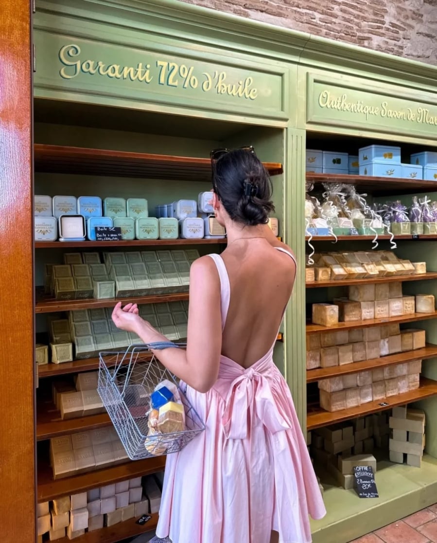 Các gam màu có sắc độ dịu nhẹ thường được ưu tiên vì mang lại cảm giác thanh lịch và dễ ứng dụng trong nhiều hoàn cảnh khác nhau.