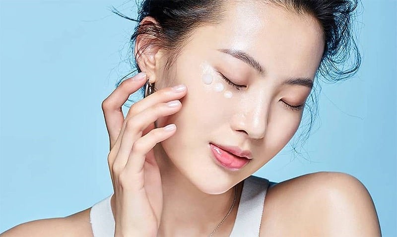 Việc duy trì thói quen tẩy trang vào cuối ngày còn giúp các bước chăm sóc da tiếp theo hoạt động hiệu quả hơn.