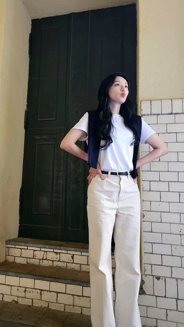  Trong một lần xuất hiện khác, cô diện áo thun trắng kết hợp cùng quần jeans màu be dáng suông, tạo nên tổng thể nhẹ nhàng và phù hợp với thời tiết mùa hè.