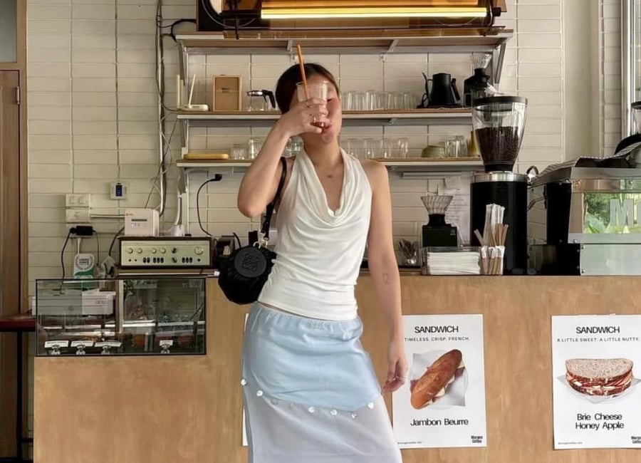 Những lớp voan, tulle hay organza được xử lý khéo léo giúp trang phục trở nên nhẹ nhàng hơn