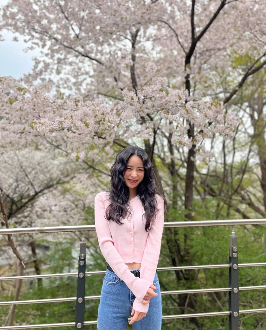 Trong các trang phục thường ngày, Lim Ji Yeon cũng ưu tiên những gam màu nhẹ nhàng như hồng pastel, trắng hoặc be kết hợp cùng quần jeans dáng đứng. 