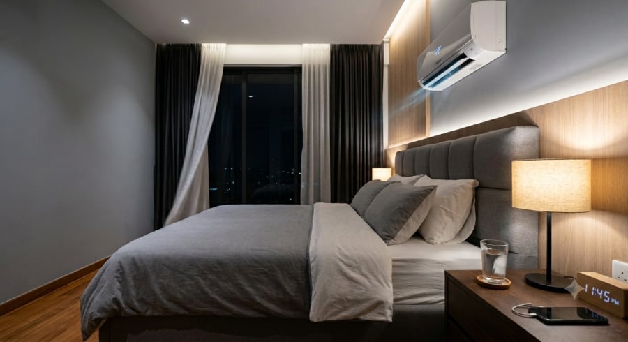 Nhiều người đặt cốc nước cạnh giường khi ngủ điều hòa với mong muốn giảm cảm giác khô họng và khô da.