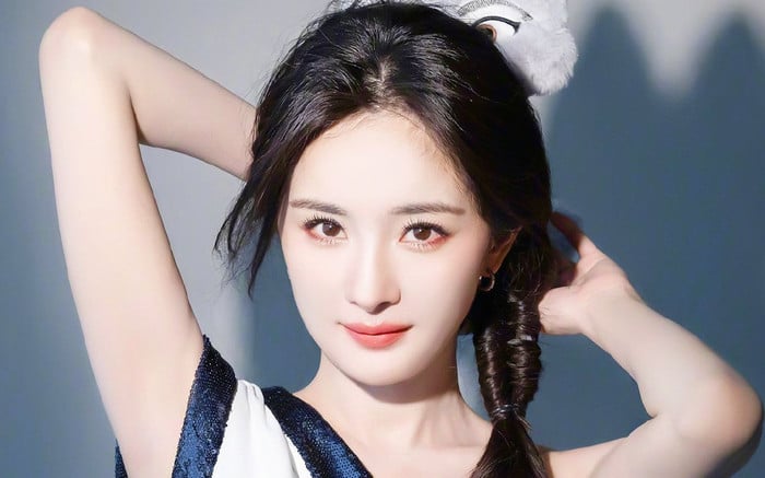Dù đã bước sang tuổi ngoài 30, Dương Mịch vẫn khiến nhiều người ngưỡng mộ bởi làn da sáng khỏe, gần như không thay đổi sau nhiều năm hoạt động nghệ thuật.
