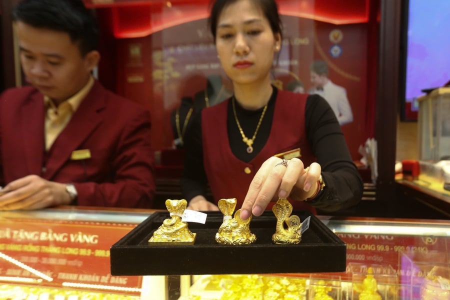 Mở cửa phiên giao dịch sáng nay (lúc 7h ngày 5/6), giá vàng thế giới khiến các nhà đầu tư ngỡ ngàng khi lao dốc mạnh về mức 4.460 USD/ounce.    