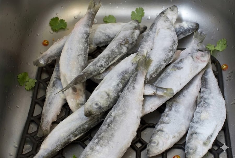  Do một lượng muối nhất định đã thấm nhẹ vào các thớ thịt trong quá trình rã đông, nên khi tẩm ướp gia vị để nấu nướng, bạn nhớ giảm lượng nước mắm hoặc muối lại để món ăn không bị quá mặn.