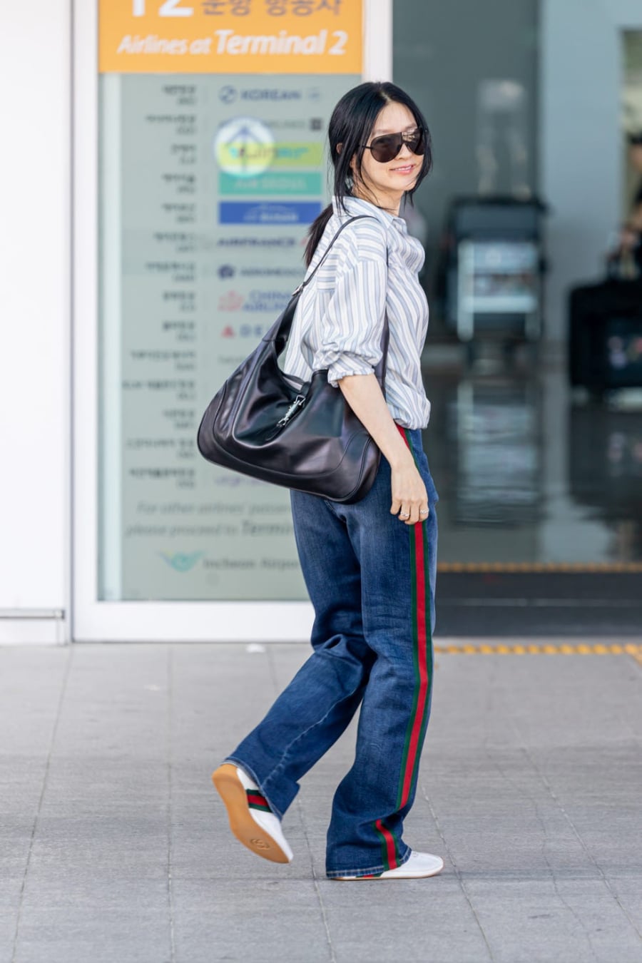 Những chiếc túi này không chỉ đáp ứng nhu cầu di chuyển mà còn giúp tổng thể trang phục trở nên thanh lịch và hiện đại.
