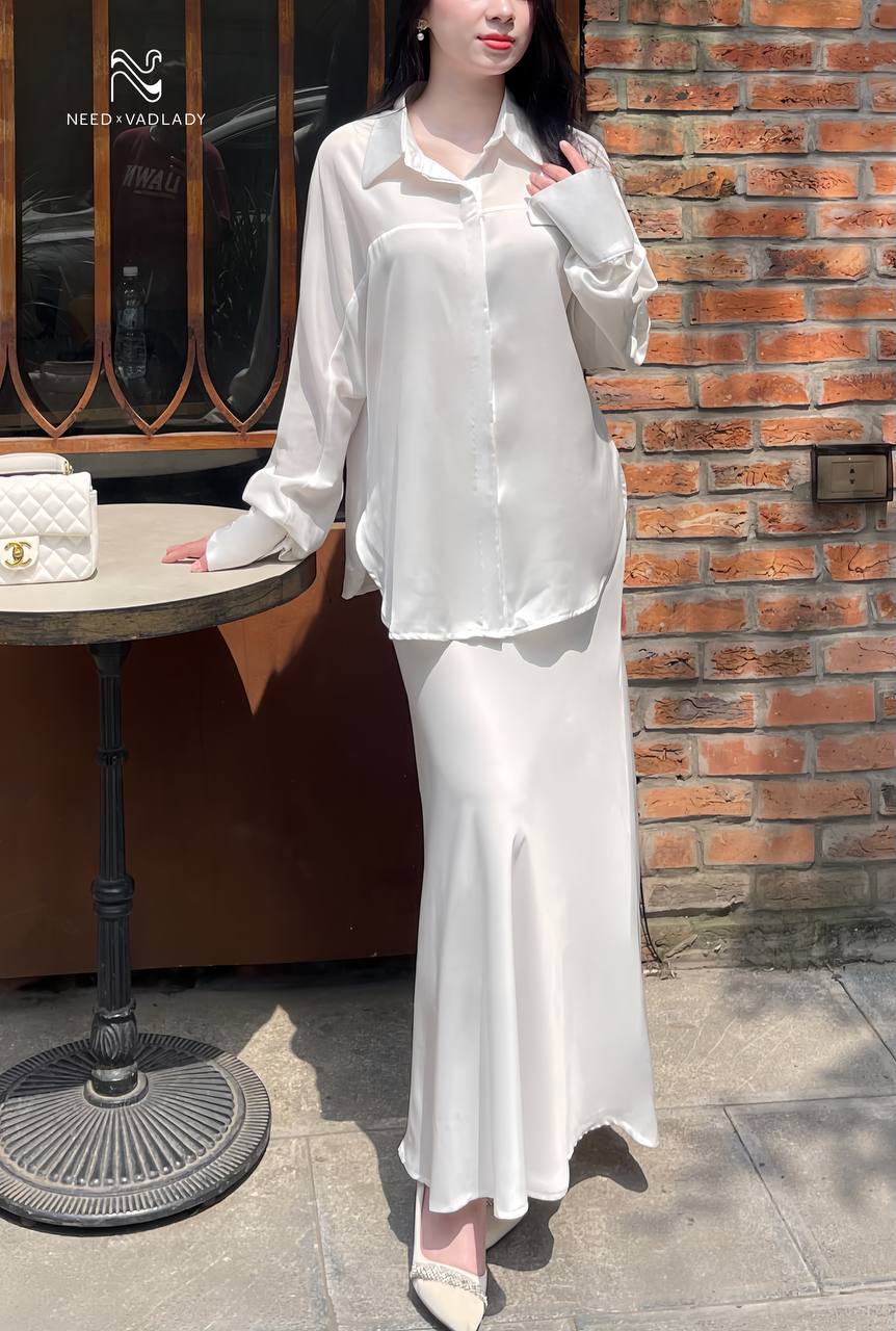 Bề mặt vải mềm mại cùng độ bóng nhẹ giúp bộ trang phục trở nên nổi bật hơn nhưng vẫn giữ được sự thanh lịch.