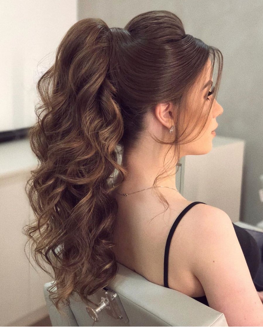 Tùy phong cách cá nhân, bạn có thể chọn đuôi ngựa cao để tăng hiệu ứng trẻ trung hoặc buộc thấp để tạo vẻ thanh lịch, phù hợp với môi trường công sở.    