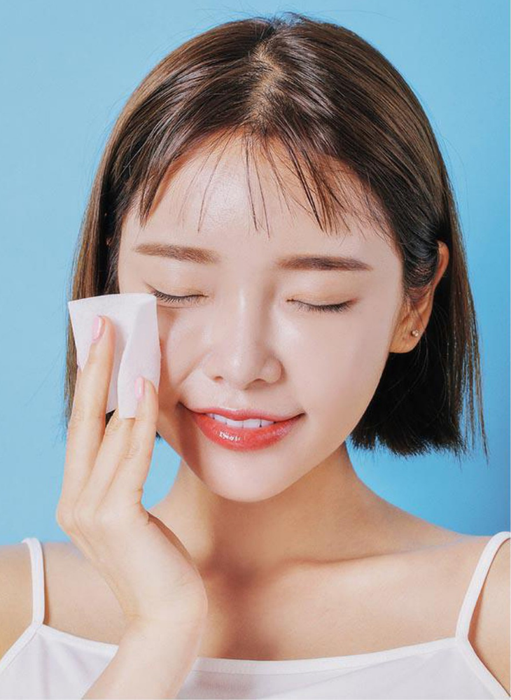Khi liên tục đưa tay lên mặt, những tác nhân này có thể bám lên da, gây bít tắc lỗ chân lông và làm tăng nguy cơ xuất hiện mụn.
