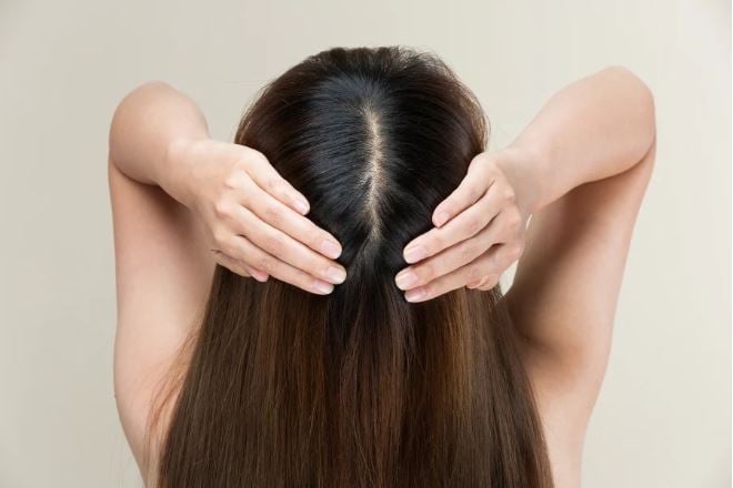 Nhiều người thắc mắc tại sao gội đầu xong vẫn có gàu dù đã dùng dầu gội và vệ sinh tóc đều đặn.    