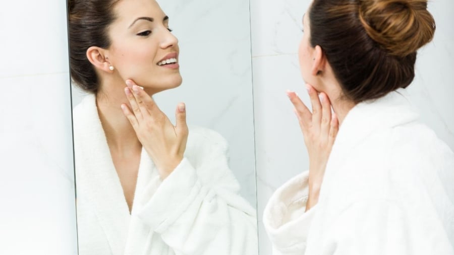 Sau khi vừa đi nắng về, nhiều người có thói quen dùng nước đá hoặc chườm lạnh trực tiếp lên da để giảm cảm giác nóng rát.