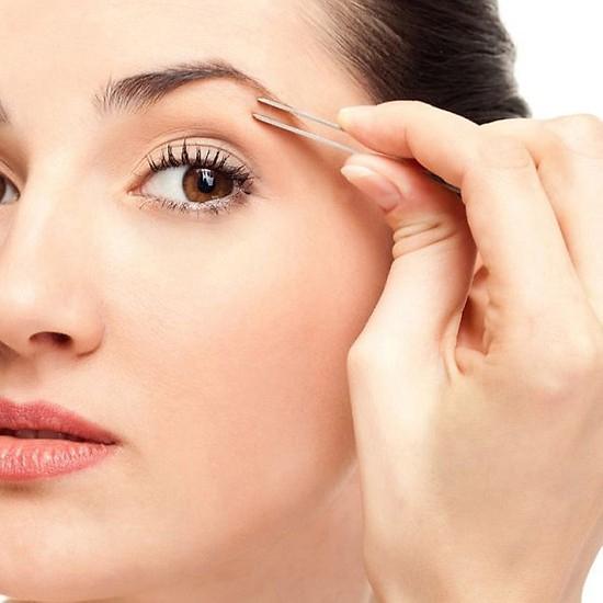 Dáng mày hơi cong nhẹ, giữ được độ dày tự nhiên và phần đuôi nâng vừa phải thường mang lại hiệu quả tốt nhất.