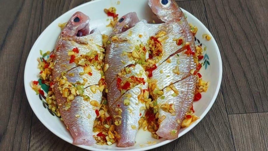 Nên dùng những gia vị mạnh như tỏi, sả, hành...