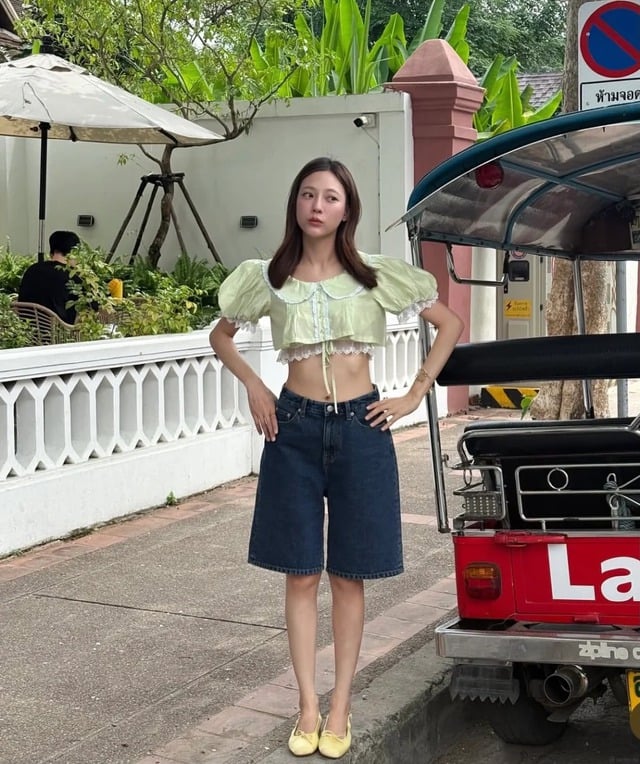 Áo buộc nơ trước ngực mang lại vẻ ngoài ngọt ngào, trong khi các đường bèo nhún tạo cảm giác mềm mại và nữ tính.